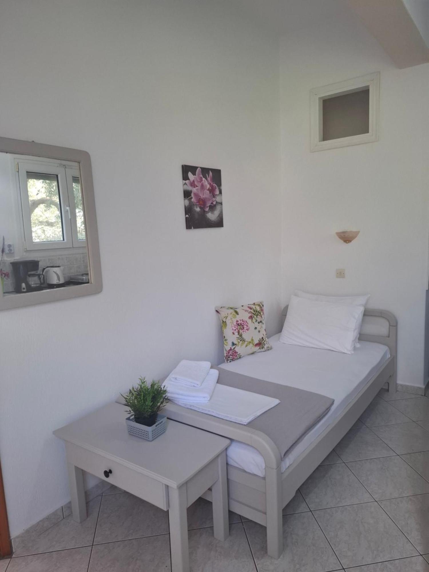 House Elena Apartment Койнира Екстериор снимка